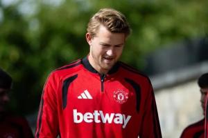 曼联官方：德里赫特今日参加了球队初始阶段的训练课