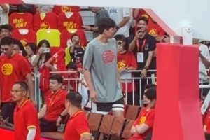 今天就当观众！杨瀚森底线前排座位和崔永熙&程帅澎等人一同观赛