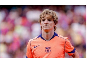 首发出场，戈登社媒晒照：穿着这件漂亮的队服迎来新赛季首场比赛
